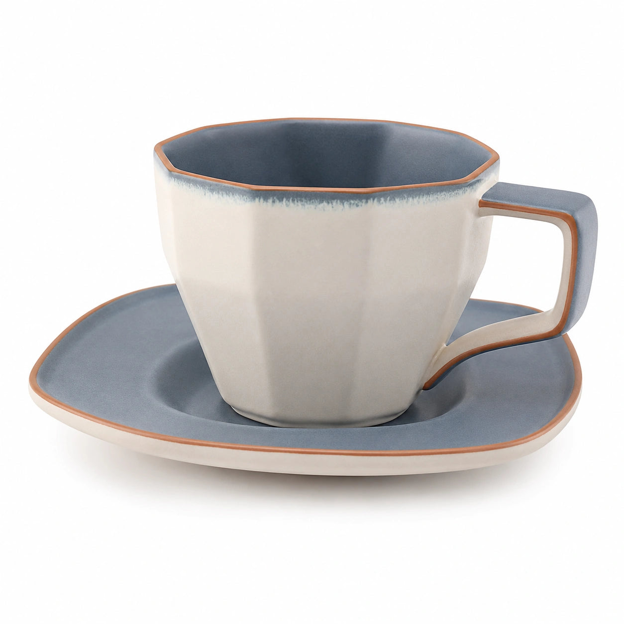 Geometrische Keramiktasse mit Untertasse in Blau und Beige